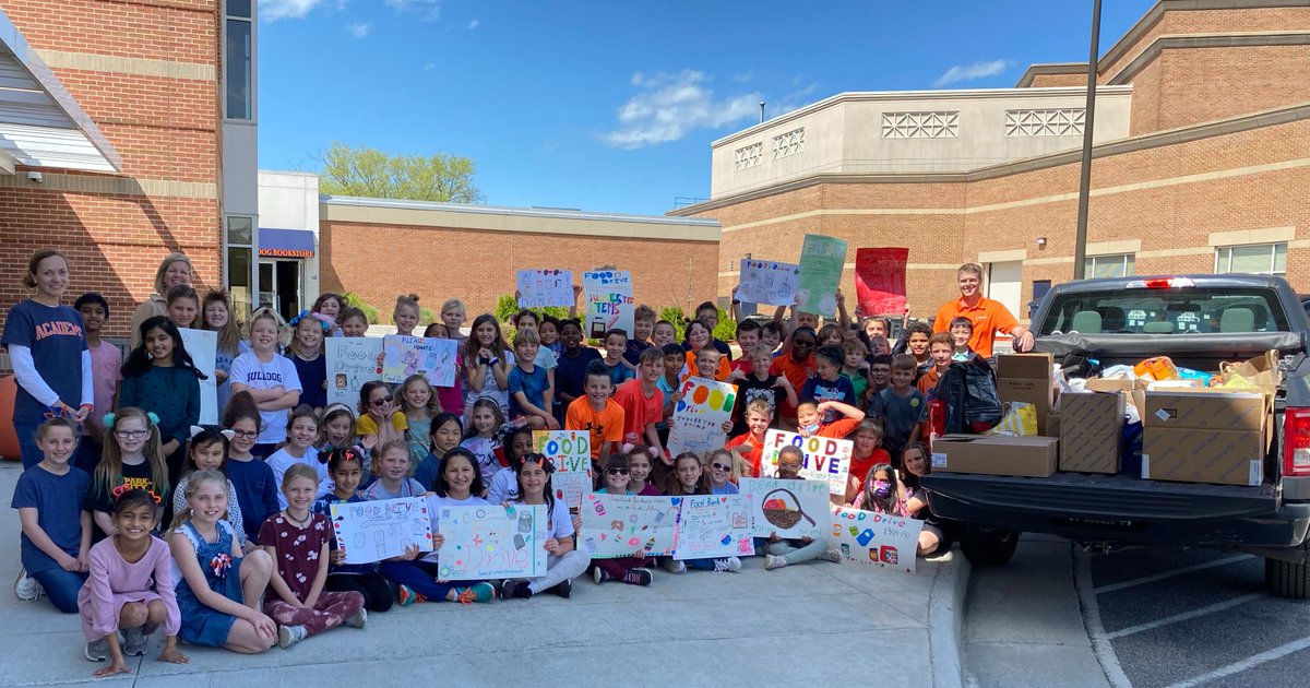 NorfolkAcademy's tweet photo. Great job 3rd grade, which completed its community engagement drive Friday! The donations of food, hygiene products, and baby items are going to the  @FoodbankSEVA, which supports those in need. #NorfolkAcademy #communityservice #foodbankseva #FOODBANK https://t.co/jbbNxb2MQt