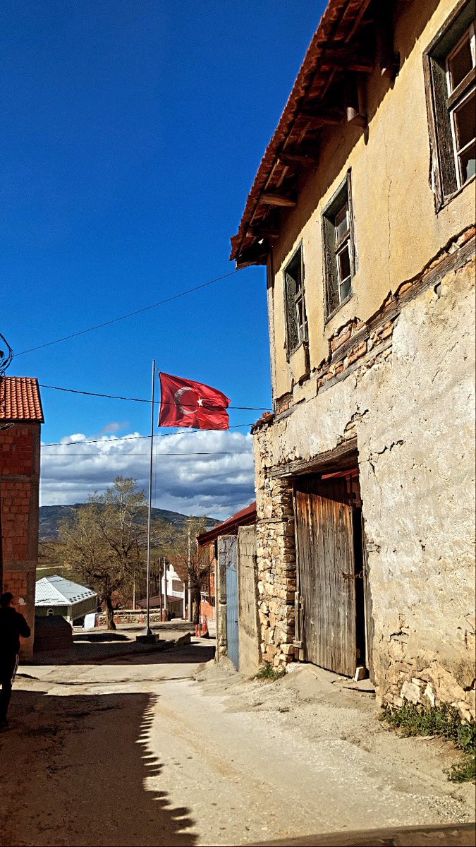 Dedelerimizin yattığı yer, bayrağın dalgalandığı, dilimizin konuşulduğu yerdir vatan. 

#üsküp