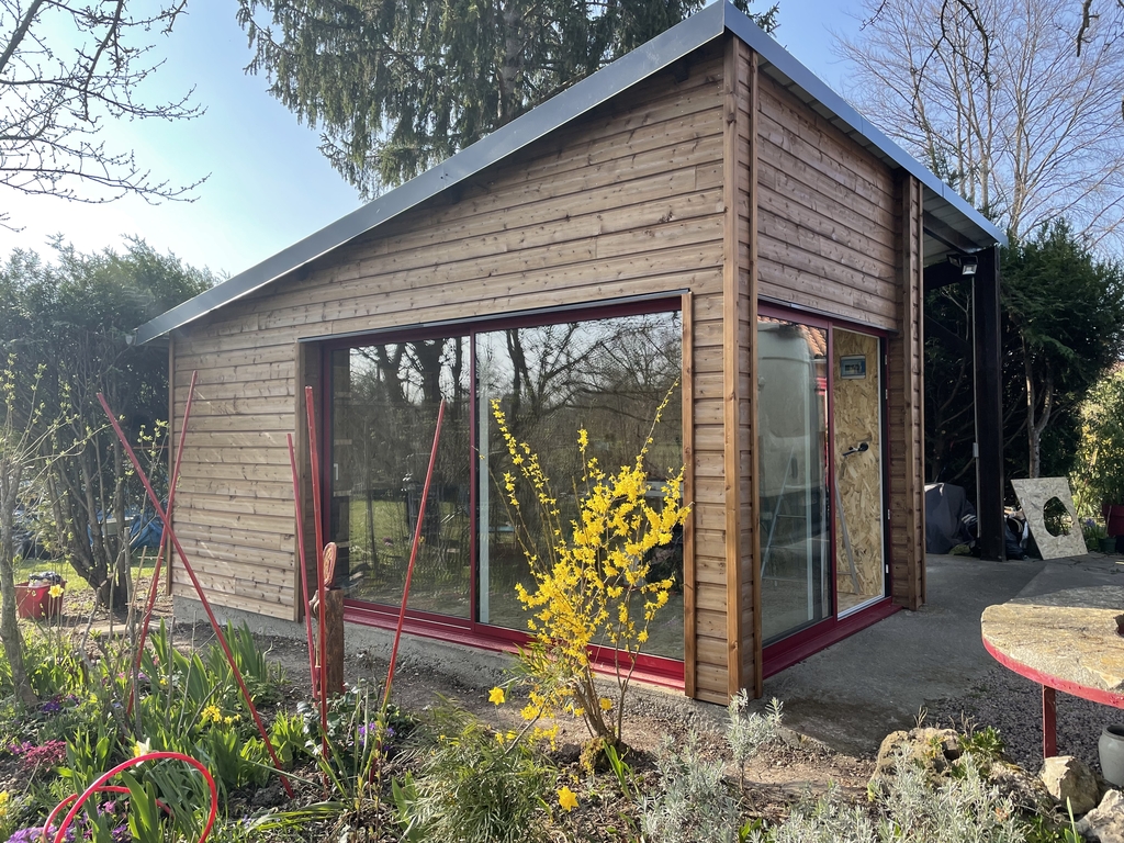 LAirDuBois's tweet photo. Atelier bois par bellierbois https://t.co/QX6yTmxPwb #lairdubois #atelier #bardage #garage #osb #ossature https://t.co/oKNiH8g8L2