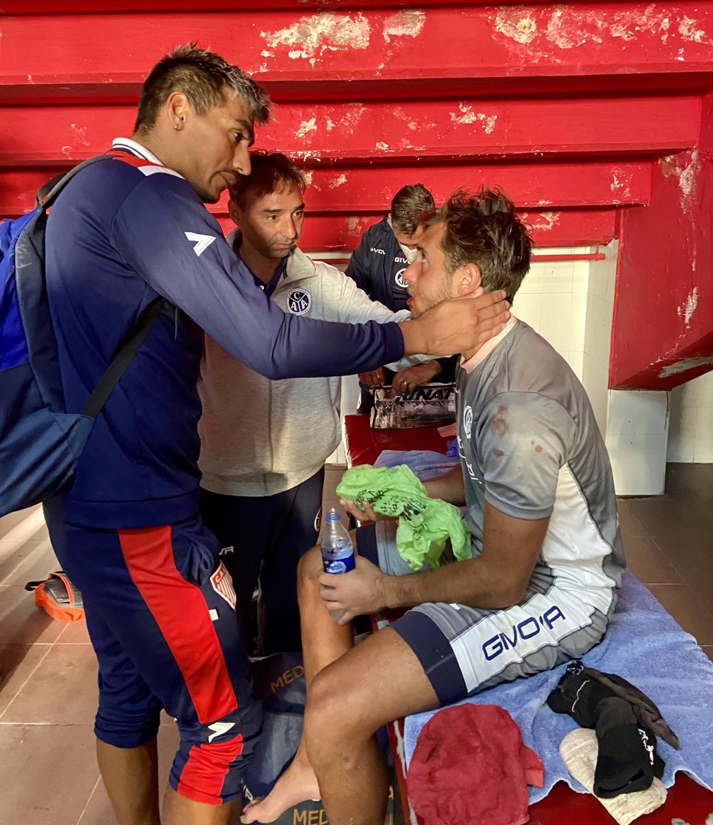 AcassusoOficial's tweet photo. Federico Tursi y Moran en el vestuario luego del choque que protagonizaron en el partido. 

Por suerte Fede se encuentra bien, le dieron dos puntos de sutura y se le realizarán estudios por precaución https://t.co/5SJOQgHaNj