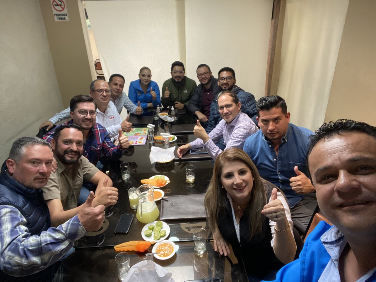 EstebanBernalB's tweet photo. Grandes amig@s compartiendo un momento; y pensando en esa hermosa #Cuenca del futuro. 👏👏👏🤝🤝🤝 https://t.co/QJUR39NQl8