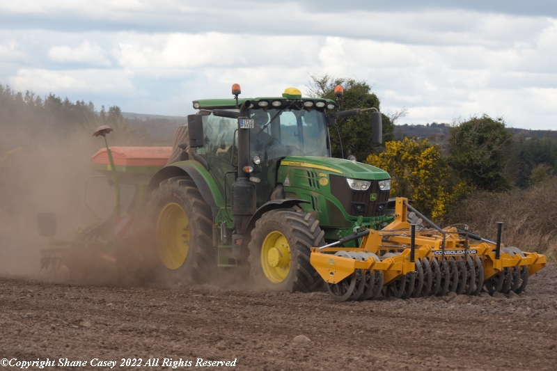 sgcaseyck25's tweet photo. #SpringTillage2022 Plenty of dust rising near home today. More Spring Barley being sowed in near ideal conditions. 
@Farmhandltd @Amazone @JohnDeere https://t.co/HKV4WOpeCE