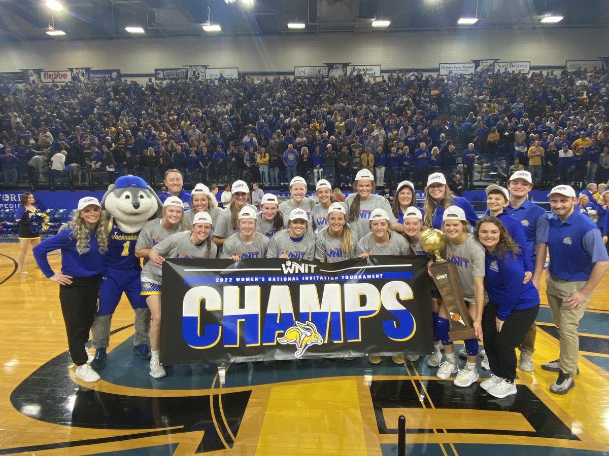 𝐏𝐑𝐄𝐒𝐄𝐍𝐓𝐈𝐍𝐆, your 2022 <a href="/WomensNIT/">WNIT</a> champs, <a href="/GoJacksWBB/">Jackrabbit WBB</a> 😎

#ReachTheSummit x #March2TheSummit