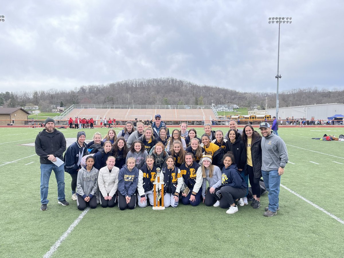 d_galadyk's tweet photo. Rocky Brands Invitational Champions for the 6th year in a row! #wearethechampions #perfectweatherforrunning #LadyGalesTrackandField #Muckisinthepicture #Muckspotting #GoGales #gettough https://t.co/DRWANUvxmP