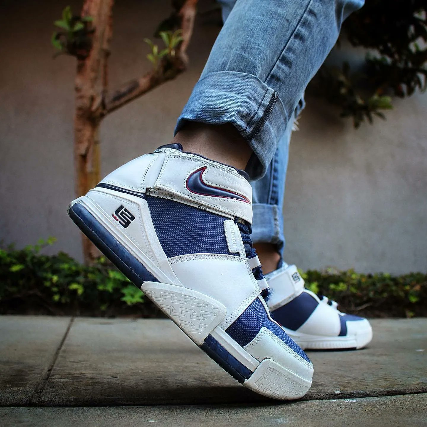 Nike Zoom LeBron 2 'White / Midnight Navy' 9