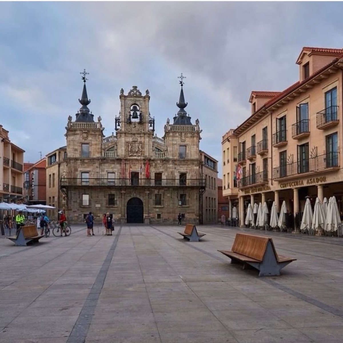 LeonesaTours's tweet photo. ¿BUSCAS EMPLEO EN ASTORGA ?
Gente joven con ganas de trabajar #astoga y #maragatería que sea natural de la tierrina.
T. Superior de Guía, Información y Asistencias Turísticas, Licenciados y Graduados en Historia, H. del Arte, Arqueología o Turismo.

📩INFO@LEONESATOURS.COM https://t.co/wCjzzEiw45