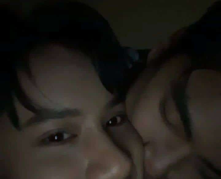 sonofsin69's tweet photo. Sepertinya Pawat melihat banyak #DewNon bertebaran di twt sejak kemarin. Pas acara langsung dibekeppin anaknya ga dikasi ke mana2. Trus pamerin ke dunia

"Dari kemarin dia sdh jadi pacar gue, jadi lu pada ga ush haluin ini anak sama yg lain"

SUS BGT, Paw nembak nanon pas acara- https://t.co/JCuAQR0REe