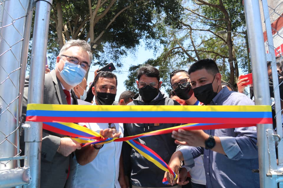 EmbSergio's tweet photo. 🔊 Que honor y alegría participar hoy en la acción de solidaridad con #Rusia! (Inauguración de la cancha polideportiva en Bloque 6, Lomas de Urdaneta, pq.Sucre, #Caracas).
 
🇷🇺🤝🇻🇪 Gracias al Gobierno y pueblo venezolano por su solidaridad!

#JuntosVenceremos https://t.co/axU0h3qNUZ