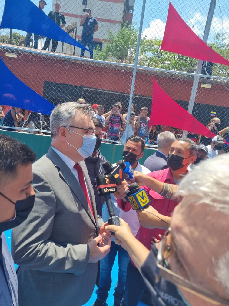 EmbSergio's tweet photo. 🔊 Que honor y alegría participar hoy en la acción de solidaridad con #Rusia! (Inauguración de la cancha polideportiva en Bloque 6, Lomas de Urdaneta, pq.Sucre, #Caracas).
 
🇷🇺🤝🇻🇪 Gracias al Gobierno y pueblo venezolano por su solidaridad!

#JuntosVenceremos https://t.co/axU0h3qNUZ