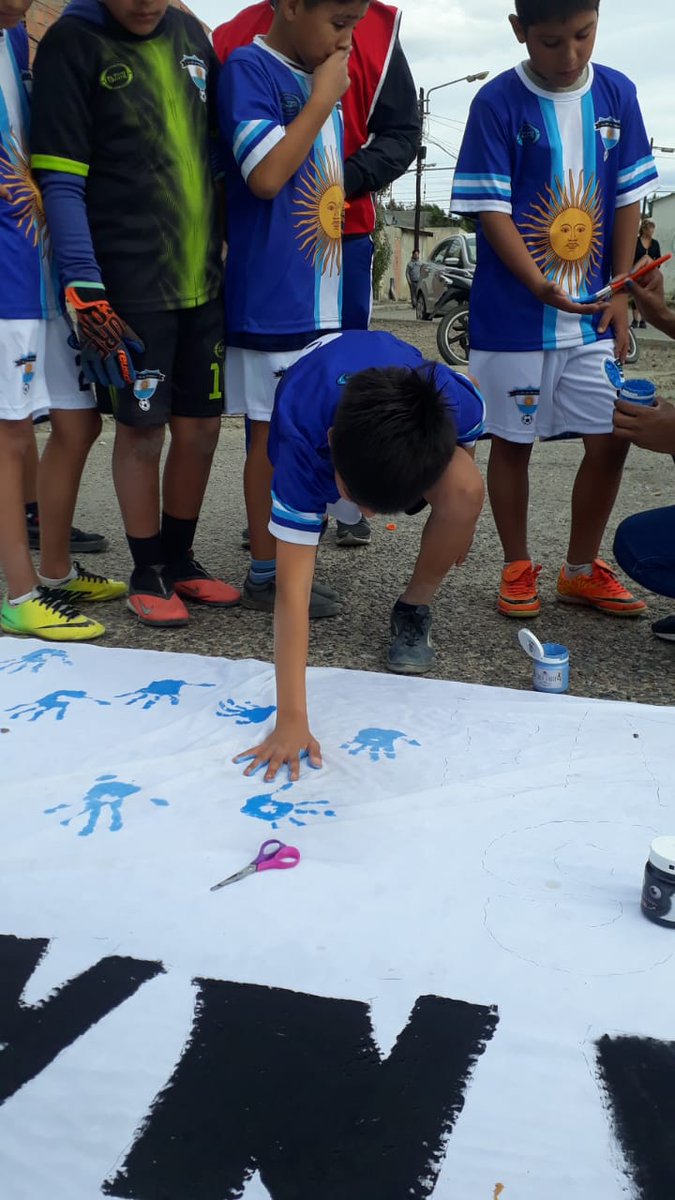 NataliaGarzn1's tweet photo. #MalvinasNosUne Las escuelitas de fútbol , de CTA Reg. Zona Norte y FeNaT Santa Cruz, de nuestras barriadas se encuentran en una jornada recreativa,  deportiva y cultural conmemorando los #40AñosdeMalvinas . https://t.co/lcDAEsymdm