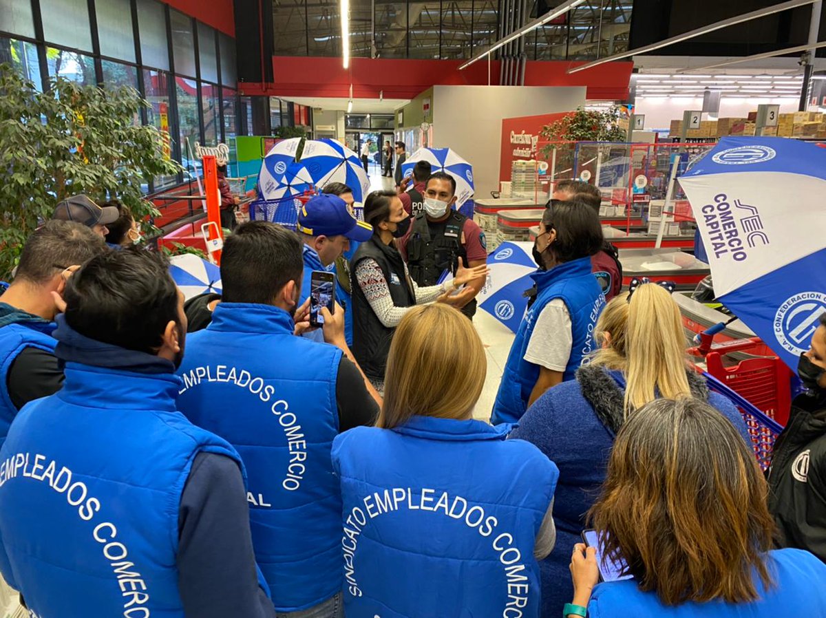 DataGremialCom's tweet photo. #URGENTE 🚨‼️ Denuncian que se quieren llevar detenidos a delegados del Sindicato de Empleado de Comercio en la sucursal de @carrefourarg de Av Elcano 3380.  Informan persecución con amenaza de desafuero, producto de que llevaron a Trabajo una serie de reclamos contra la empresa https://t.co/31a25hhHnN