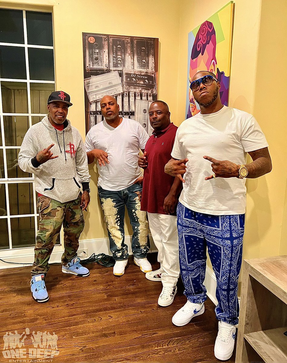 We still riding wit Ceddy Weddy & Blount smoking Fat Pat runtz/ DJ Screw in the decc b*tch we was born to stunt 🤘🏾🤘🏾(my shoes done by @infernoredd by the way) @suc_mike_d_corleone @ceddyweddy3 @cbtheslabking @z_ro #SouthSide