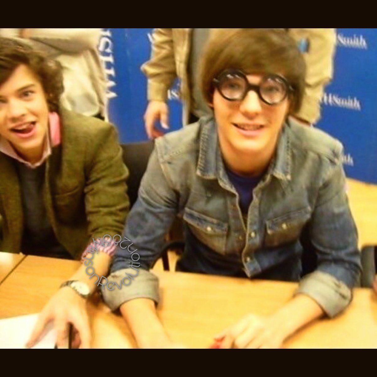 StylinsonRev28's tweet photo. “the fans call me and louis larry stylinson cause we get along very well.” 😋🤓 -  #larrystylinson #unseen &amp; #rare pics  #sr28 https://t.co/58X6JPhuR5