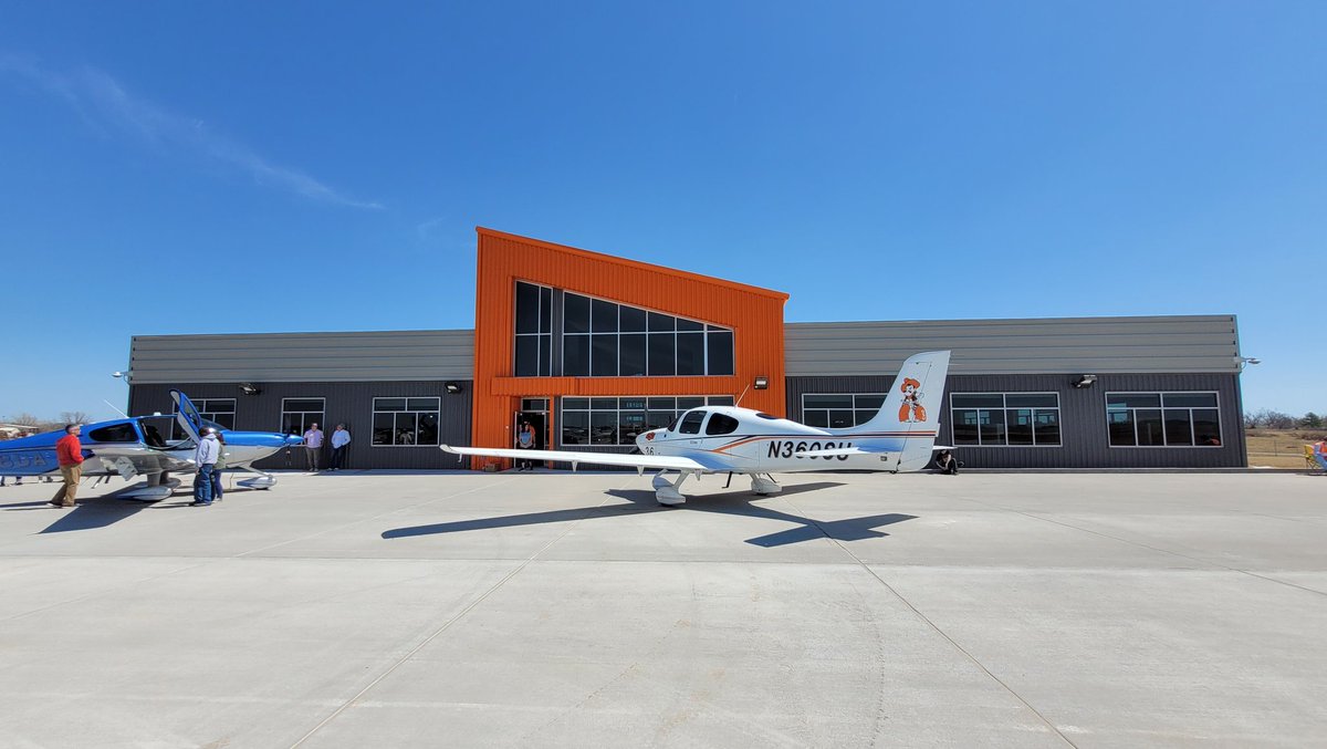 bizavgeek's tweet photo. Great fly-in today hosted by the Flying Aggies. #okstate #GoPokes #osuaviation #flyorange #AvGeek https://t.co/Cw5VXE2W63