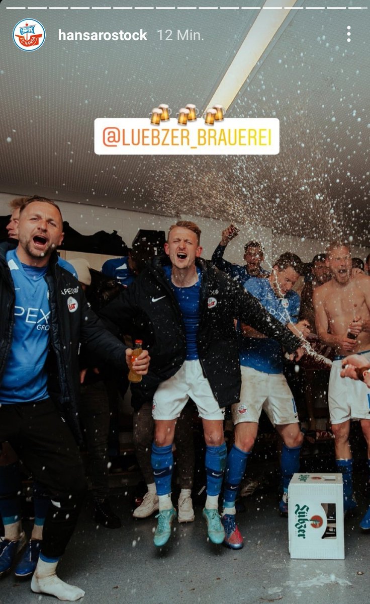 MoelleBloe's tweet photo. Mit diesem Foto aus der Kabine ist auch die allgemeine Gemütslage der Fans recht gut symbolisiert. #FCHSTP https://t.co/MT7MOsb9Kl