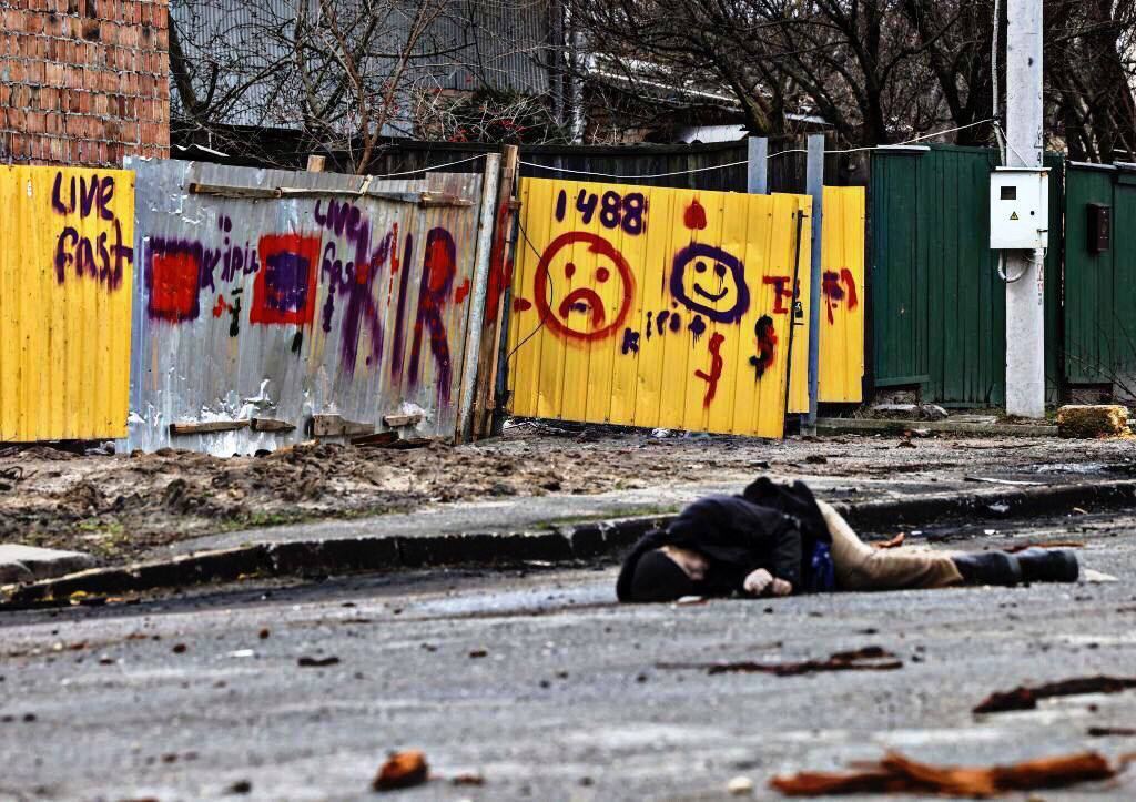 nexta_tv's tweet photo. More and more bodies of civilians murdered by the occupiers are found in the liberated suburbs of #Kyiv. 

The whole world must see the atrocities of the invaders. https://t.co/cIzpTKbm5R