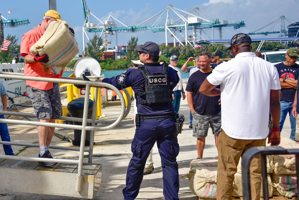 USCGSoutheast's tweet photo. #DrugOffload @USCG Cutter Dauntless’ crew offloaded more than $243 million in illegal narcotics at #USCG Base Miami Beach, Friday. Dauntless’ crew seized approximately 8,500 pounds of cocaine and apprehended 13 suspected drug smugglers.
More here https://t.co/DZgvEJTCQ0 https://t.co/3YAwyEDAhz
