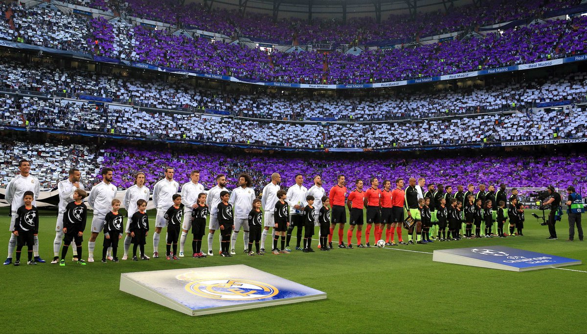 ActuFoot_'s tweet photo. Le football, ça se passe aussi dans les tribunes. 😍 https://t.co/ac8s8Q45IY
