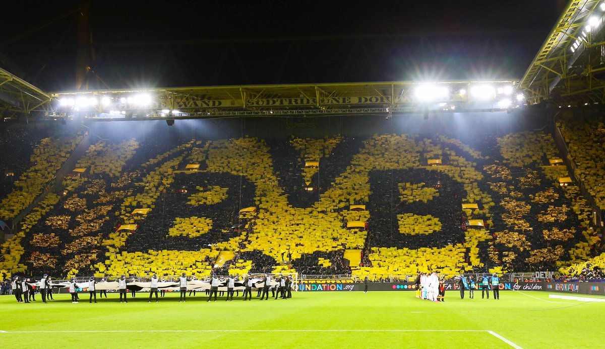 ActuFoot_'s tweet photo. Le football, ça se passe aussi dans les tribunes. 😍 https://t.co/ac8s8Q45IY