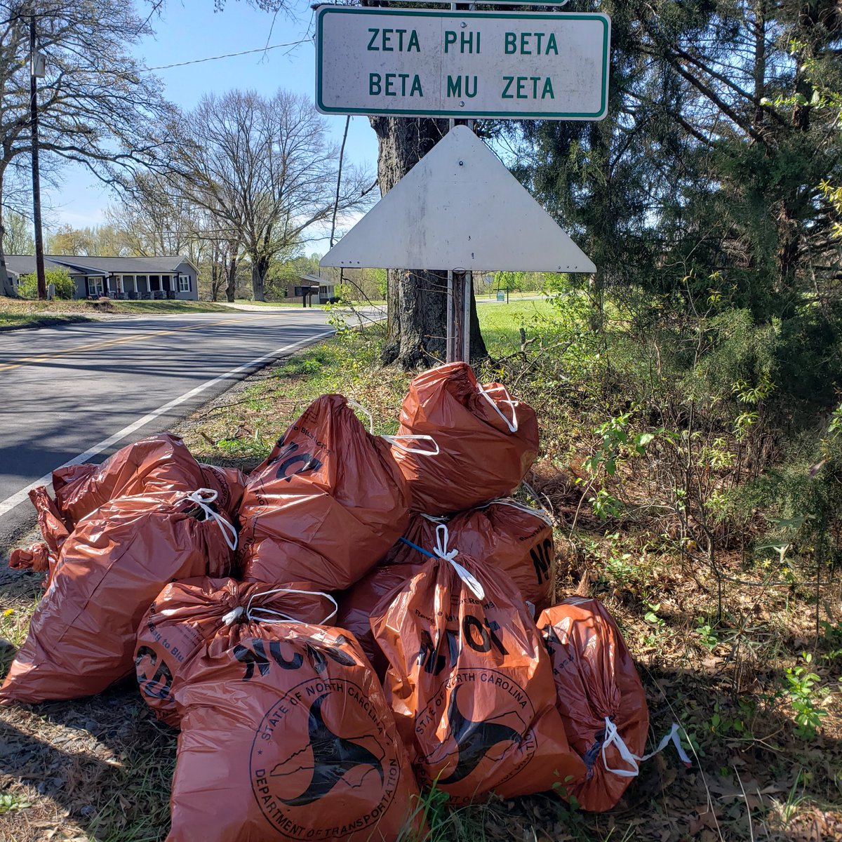 ZetasofGastonia's tweet photo. What a beautiful day for service. #adoptahighway #service #gastonia #zetasofgastonia #BetaMuZeta #CharterWeek https://t.co/Rm7S6Aqkk3