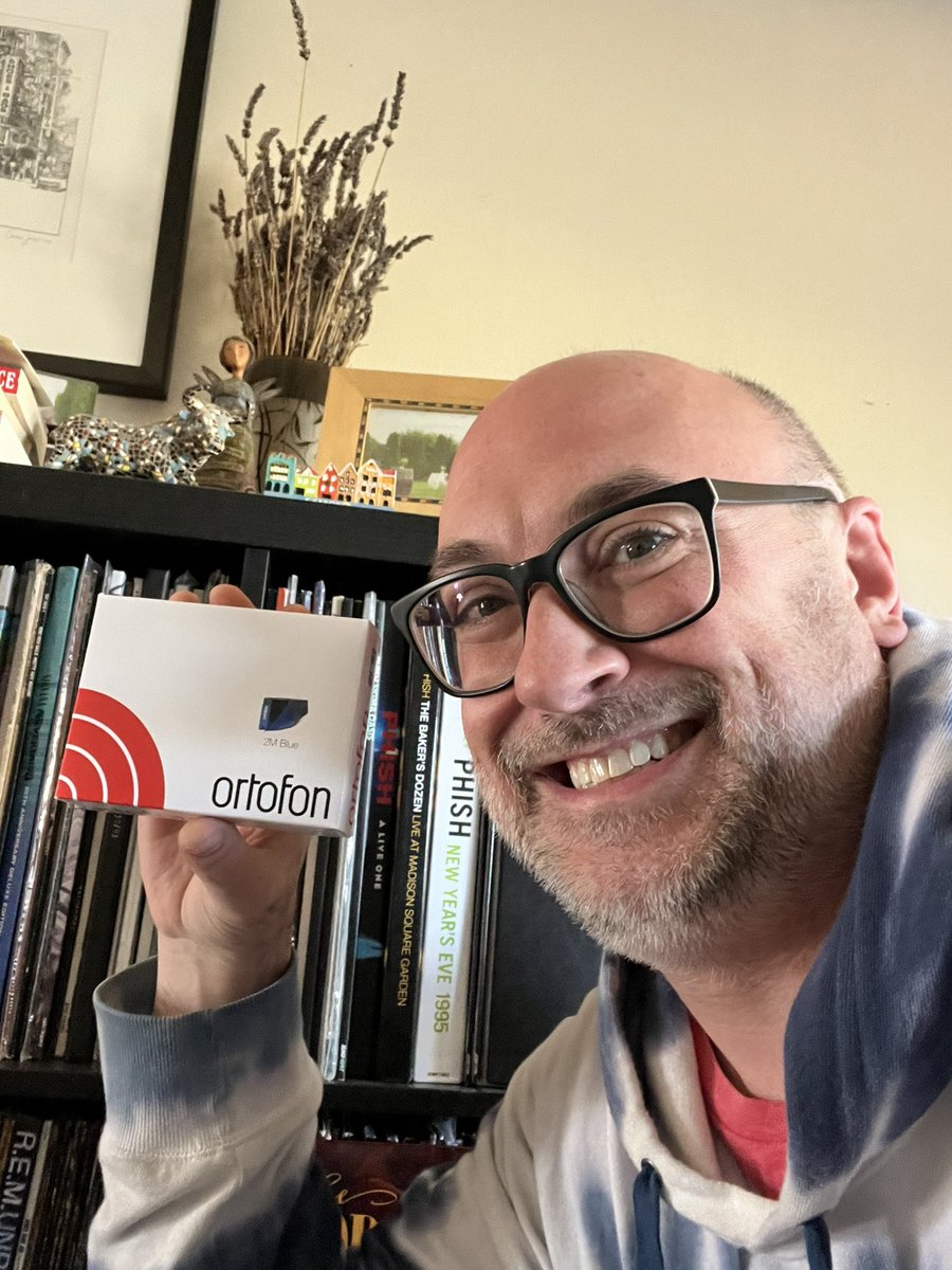 the_man_mulcahy's tweet photo. Happy birthday to me! 🥳 Not til the 9th but this just arrived today and I am blown away. Thanks to my amazing family for the gift. Makes my old cartridge sound like the portable record player I had when I was a kid. #ortofon #2MBlue #vinyl https://t.co/xb0cACxdtH