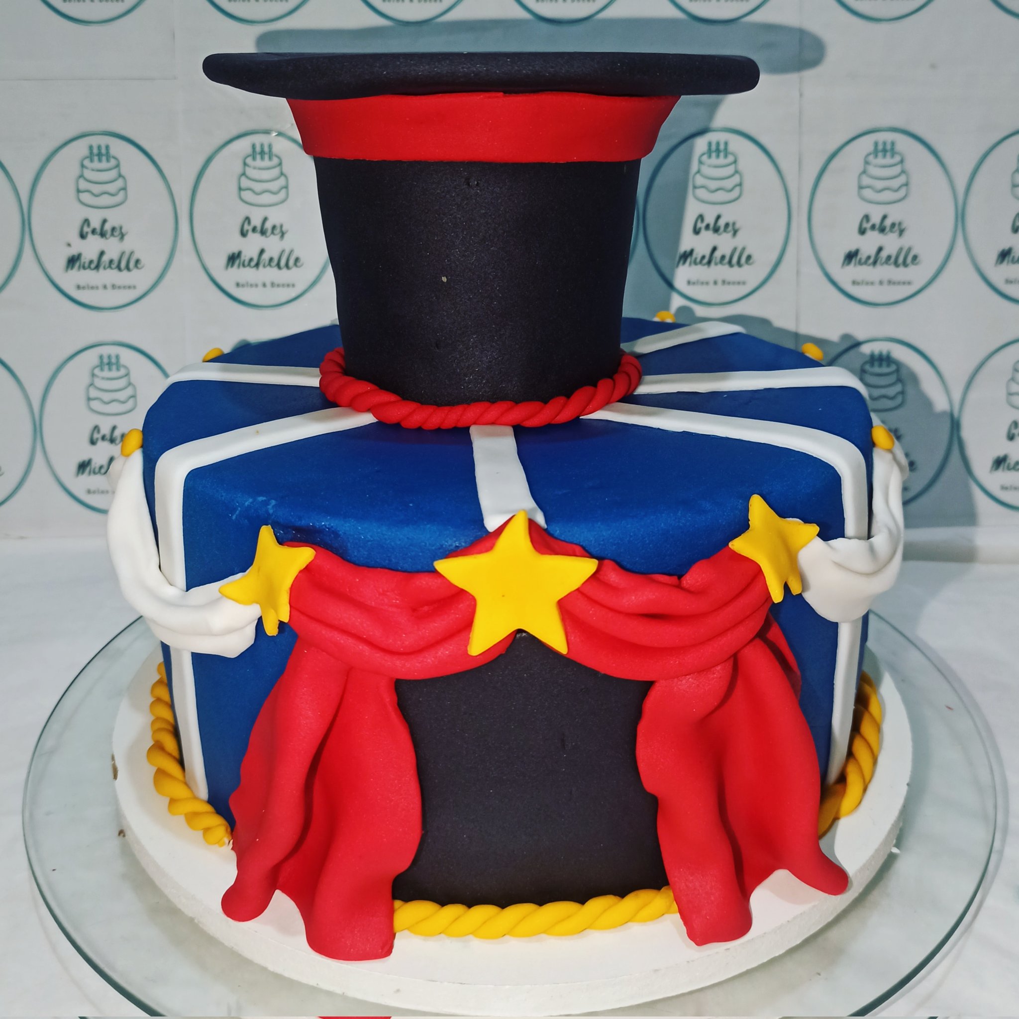 Cakes Michelle on X: Bolo decorado em chantilly com tema