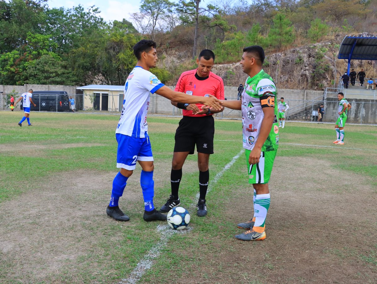 DeportesC10's tweet photo. ⏱ Medio tiempo
Imágenes de la primera parte entre #CorintoFC y #CDTopiltzín que empatan 0-0 al cierre del primer tiempo.
#LaSegundaxC10🏆⚽️ https://t.co/tZwBDQ51Dq