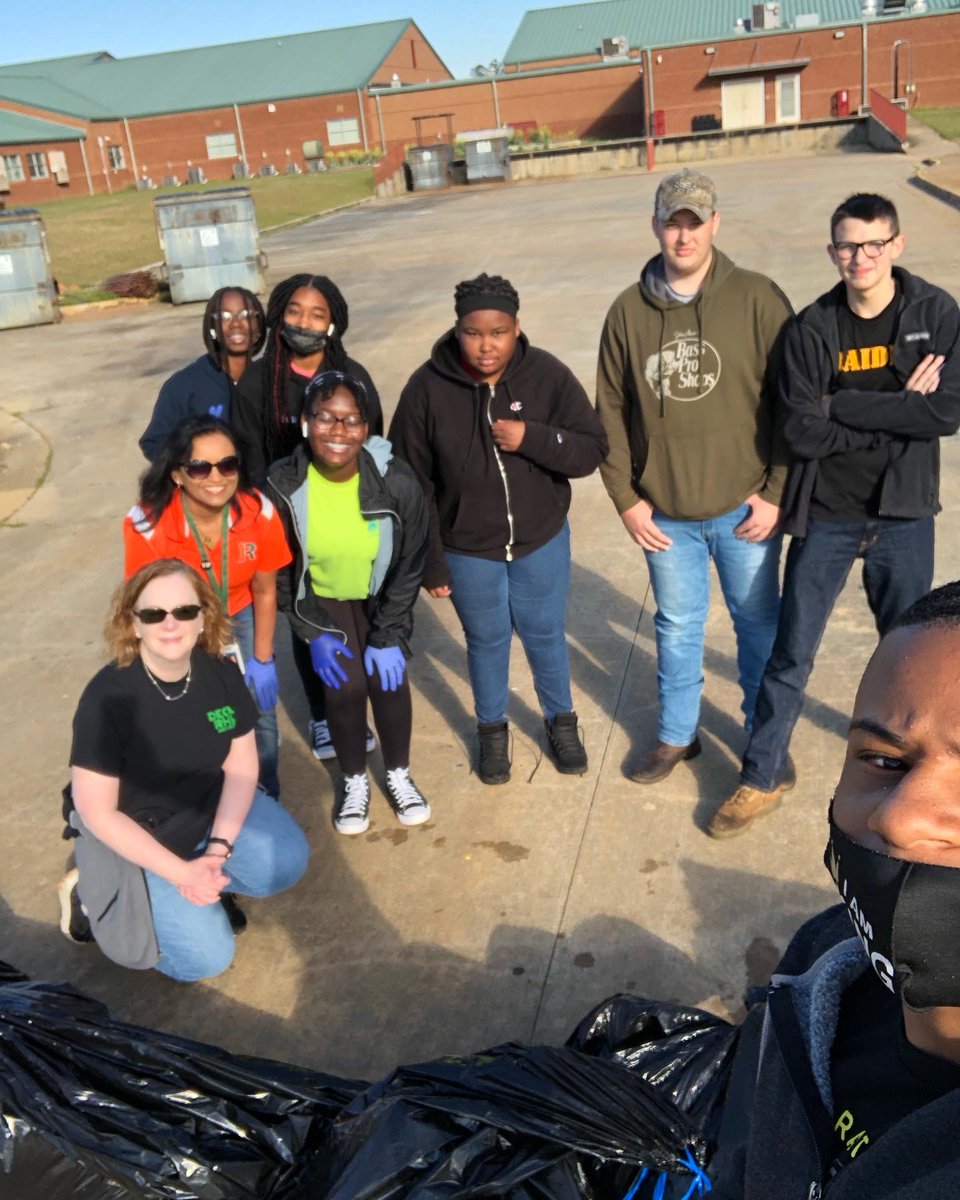 RHSCanes's tweet photo. Rutland High School DECA, BETA, &amp; JROTC cleaned up today as part of Keep Macon-Bibb Beautiful.  We even had a special visitor.  #keepmaconbibbbeautiful #bibbctaedelivers #bibbvip #rhscanes #gadeca #rutlandmarinecorpjrotc https://t.co/h53MfqG2a8