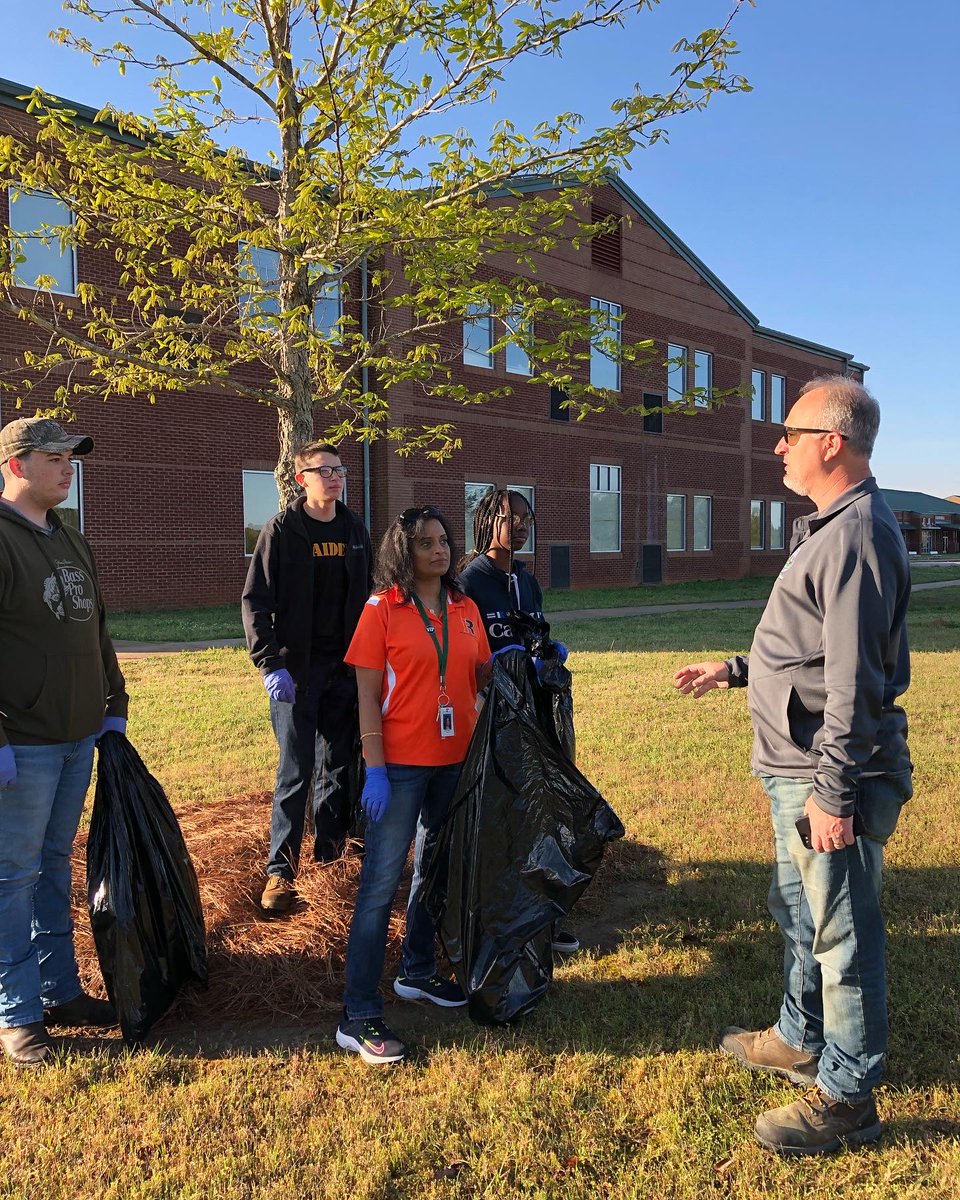 RHSCanes's tweet photo. Rutland High School DECA, BETA, &amp; JROTC cleaned up today as part of Keep Macon-Bibb Beautiful.  We even had a special visitor.  #keepmaconbibbbeautiful #bibbctaedelivers #bibbvip #rhscanes #gadeca #rutlandmarinecorpjrotc https://t.co/h53MfqG2a8