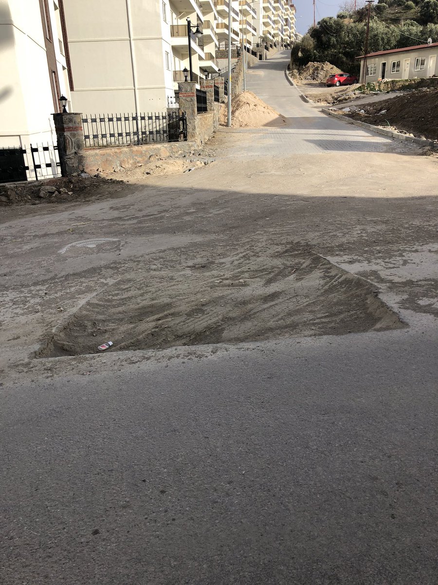 goqooo's tweet photo. Şu yolu ne zaman düzeltmeyi düşünüyorsunuz? 30cm derinliğinde çukur var 1 senedir düzeltilmedi..
@BBBDestek @bursabuyuksehir @MudanyaBel https://t.co/jeAnU7hX9m