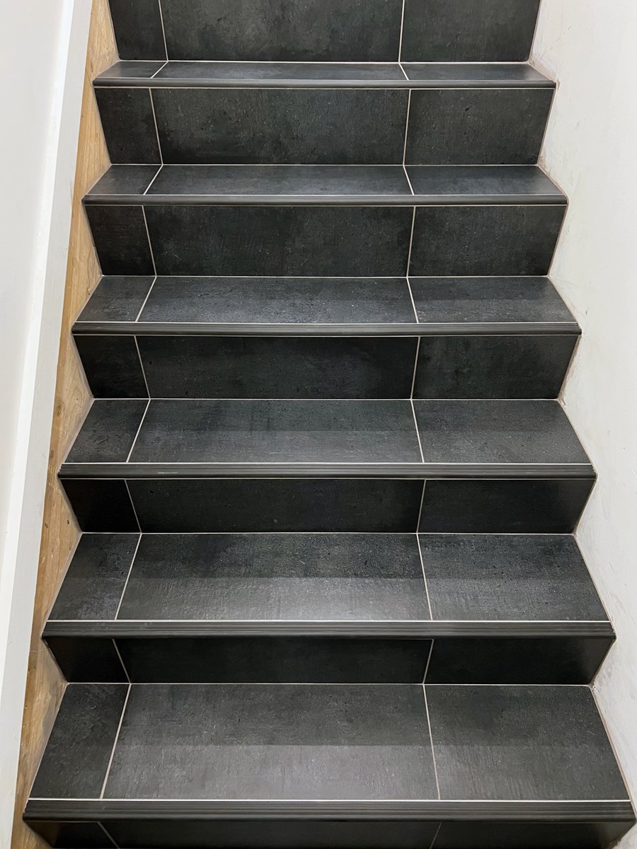 CocoTile's tweet image. 24x24 Heated Porcelain Tile Staircase - part 1 #cocotile