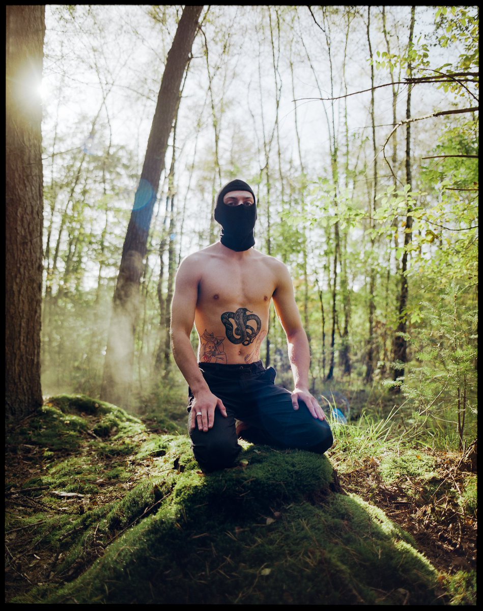 rdb_visuals's tweet image. -SERPENT IN THE WOODS-

Photographer: @rdb_visuals 
Model: Kaj Herft
Assistance: Sebastian