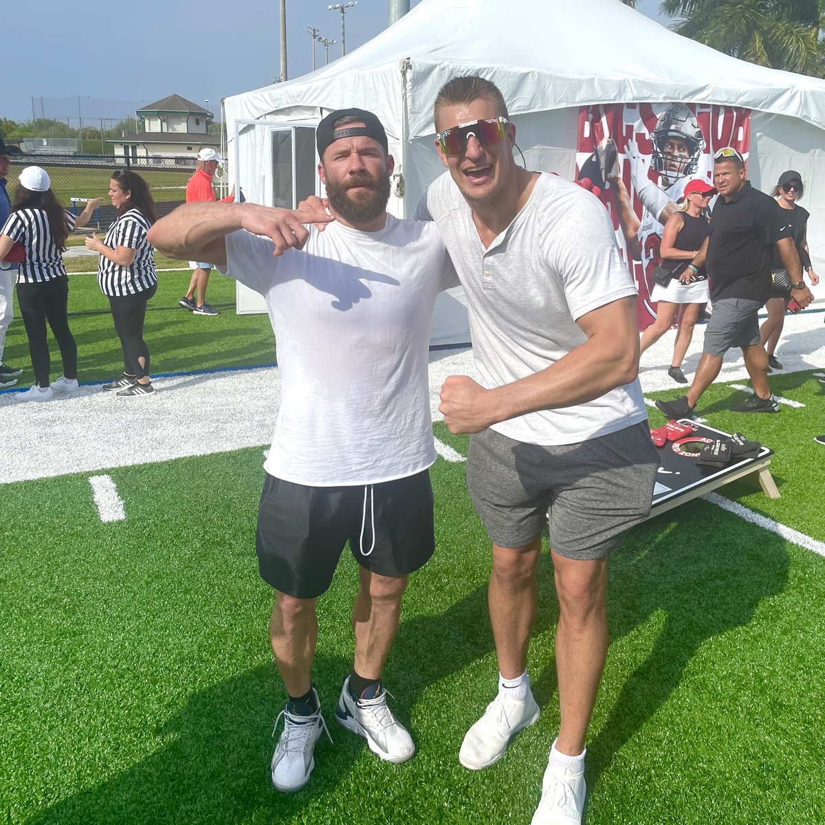 Edelman11's tweet photo. Always nice catching up with old friends 🌴 https://t.co/efhyJtE6Mb
