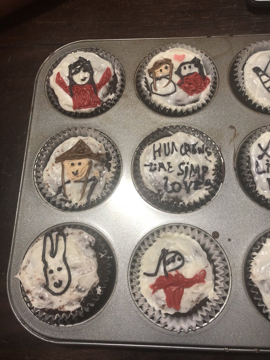 two_lilies's tweet photo. OMG MY BOYFRIEND MADE ME CUPCAKES BUT HE MADE THEM TGCF THEMED!! HE DECORATED THEM WITH LITTLE XIE LIANS AND HUA CHENGS 😭💘😭💘😭💘😭💘😭 https://t.co/qMeXfzBp2h