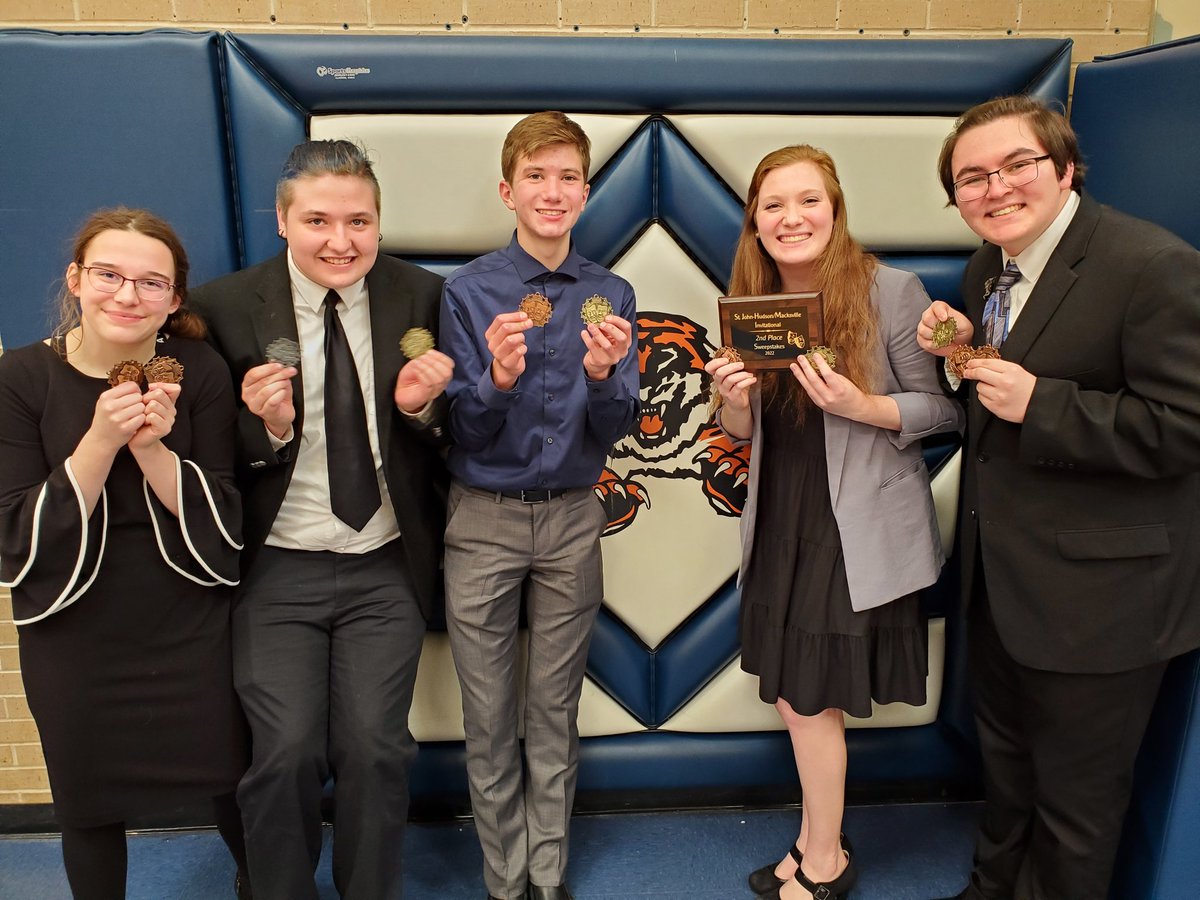 HHS_Debate_4N6's tweet photo. A second place team finish at St. John! Halstead only brought 10 entries but broke all to finals! Congratulations to:
(1/2) https://t.co/TmJNkQxoKk