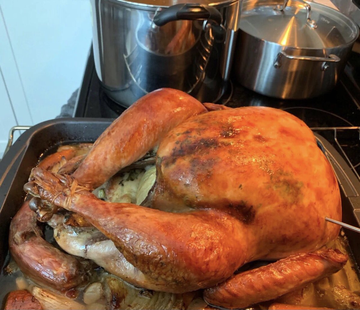shja1999's tweet photo. Homemade roast Turkey on Saturday night with few friends 🥰🍗 enjoy the weekend all friends!!! #btc short-term operation discussing time🤩😌 https://t.co/xEOvS9HykY