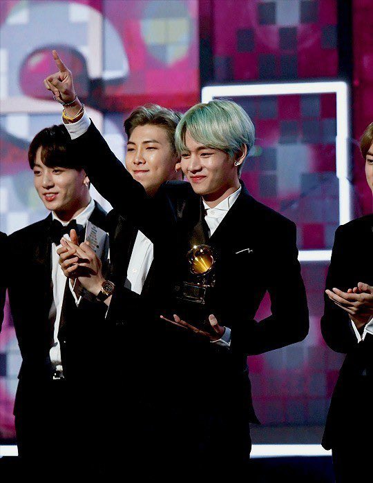 1230luciavi's tweet photo. 🎉64th Annual GRAMMY Awards 
 
📍Premiere Ceremony
🕰 04:30am KST)
https://t.co/VSKfctik3o

📍Red Carpet Live
🕰 07:30am KST
https://t.co/gpILQZQoGt

📍64th Annual GRAMMY Awards
🕰 09:30am ~12:30pm KST
Mnet / TVING 

Listen to #ChristmasTree_V by #V
Stream #BTS_Butter of @BTS_twt https://t.co/keLjH85h9d