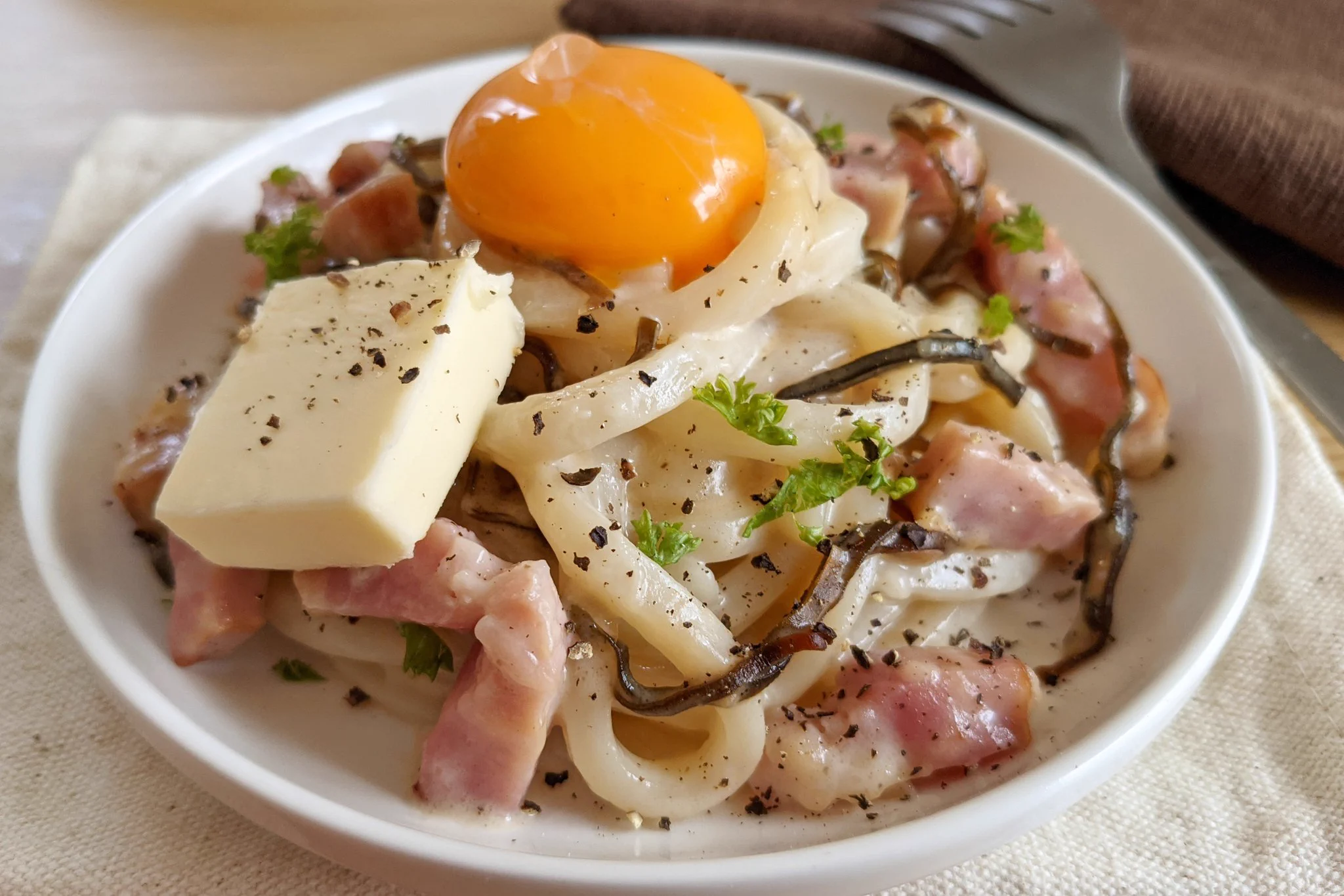 レンジで完結！バターと塩こんぶの濃厚カルボナーラ。