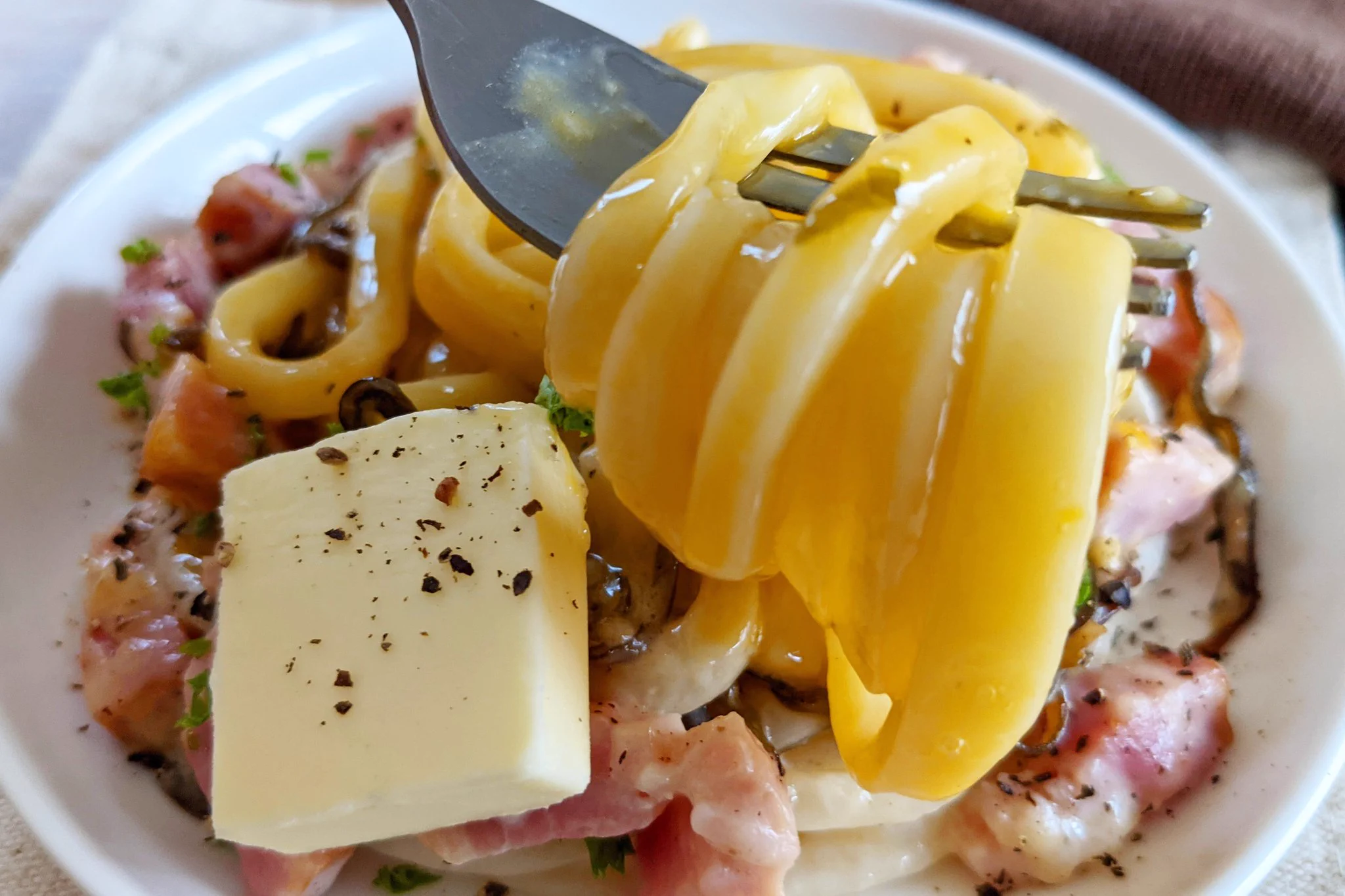 レンジで完結！バターと塩こんぶの濃厚カルボナーラ。