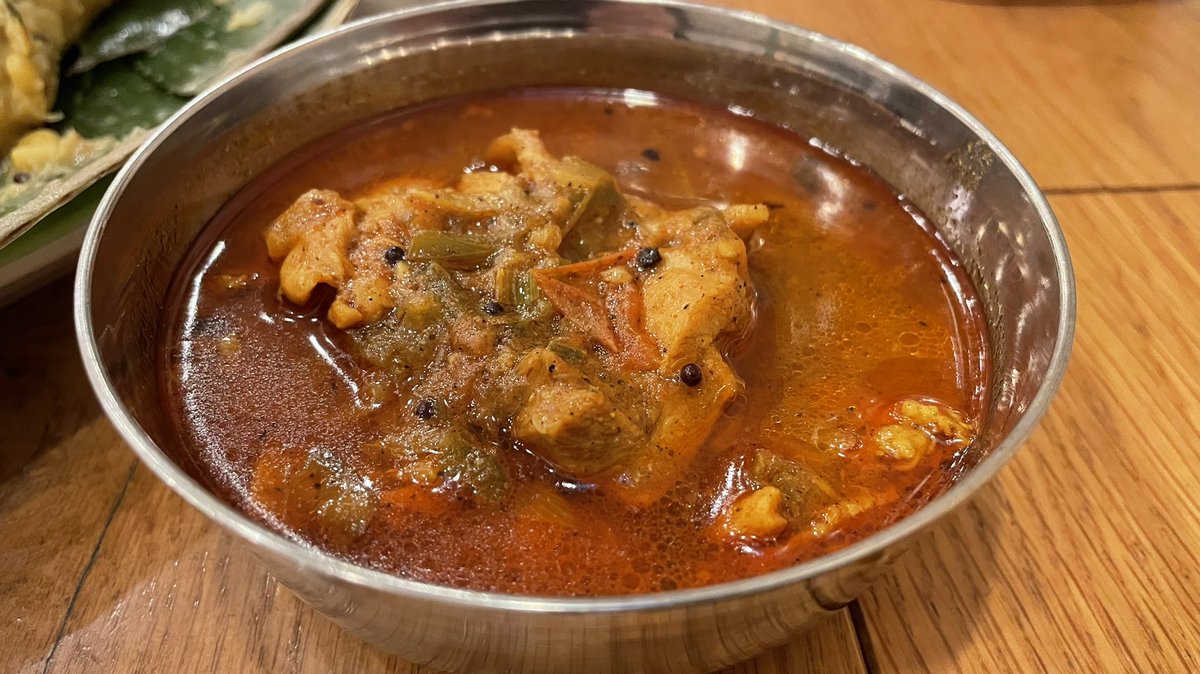 shinji1968's tweet photo. ポンガラカレーさん。今日、明日限定のバナナで包んだスリランカプレート。
じっくり味わいました。
味わいといえば、手書きの伝票の文字列も味わい深くじわじわきます。意味は通じるので問題なし。(^^)
#ポンガラカレー #anonymous #prologe
#カレー #口癖はカレー #スリランカプレート https://t.co/HVsGydCAx7