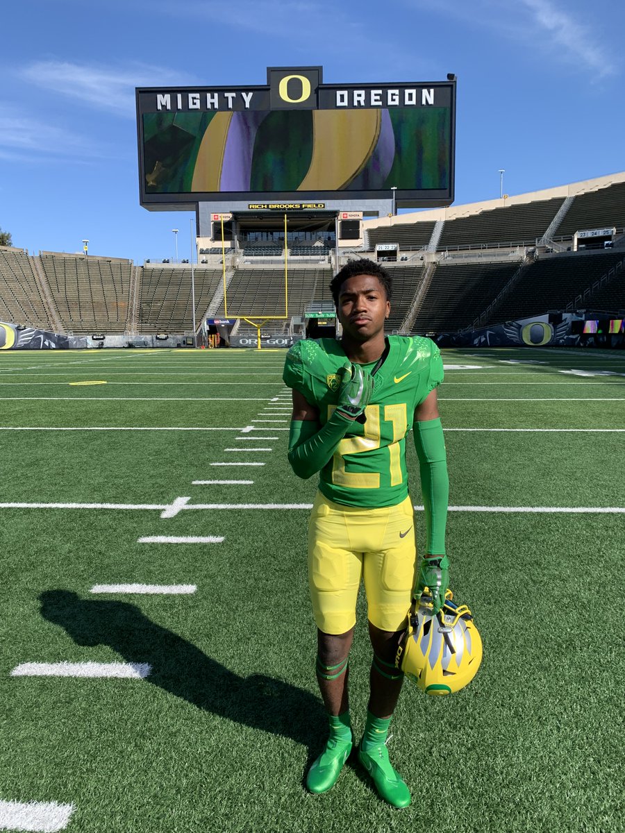 E3ANGELO's tweet photo. I had a great unofficial visit to the University of Oregon! Thank you @CoachDanLanning, @coach_meat, @ryan_vidales, @CoachLup, and @ColinLockett15 for your hospitality.
@boscofootball @GregBiggins @PrepRedzoneCA https://t.co/2sRSX3ZUld