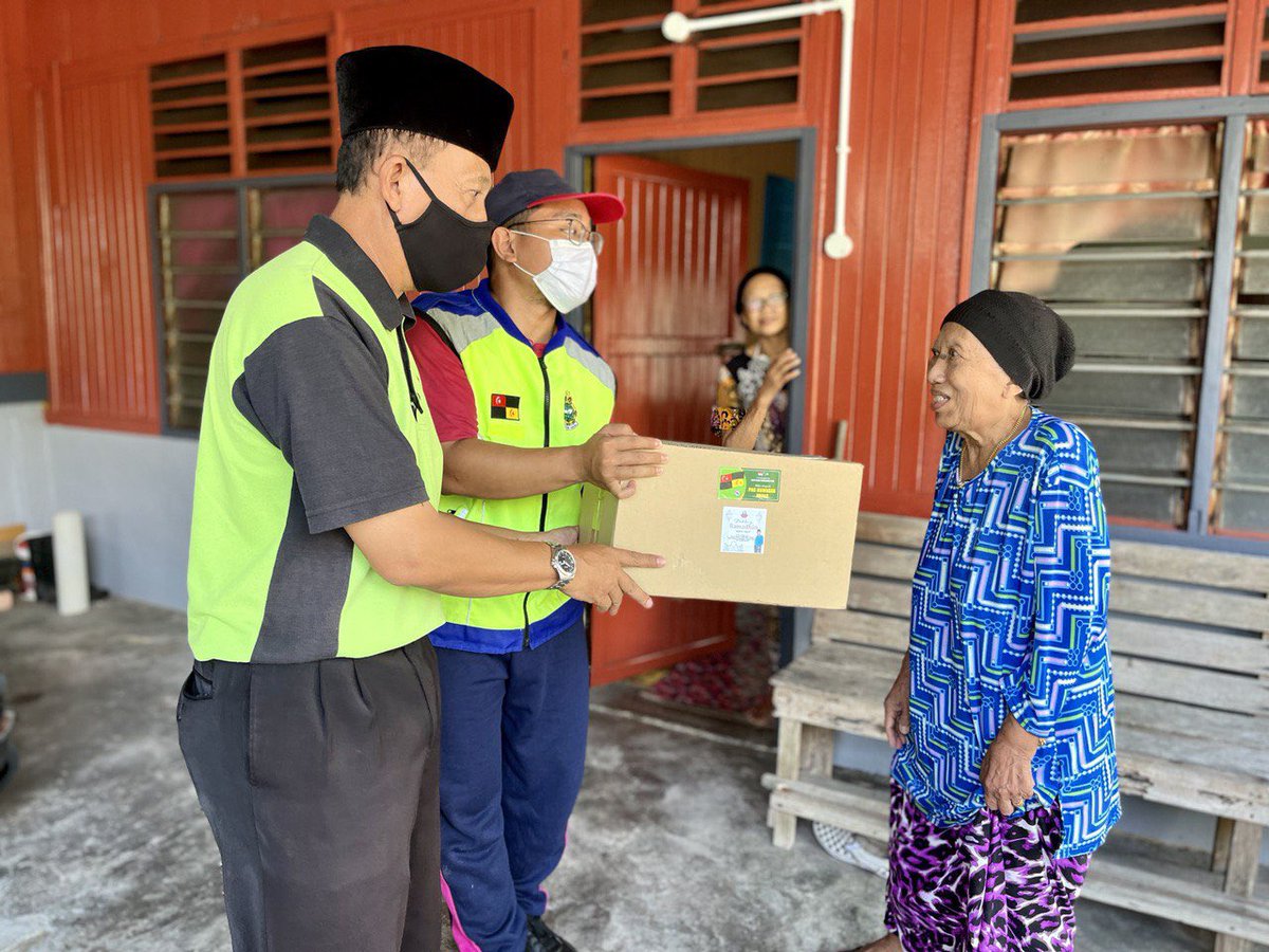 CkgAbdAziz's tweet photo. PERSEDIAAN MENYAMBUT RAMADHAN BERSAMA MEREKA YANG TERISTIMEWA

Alhamdulillah hari ini dapat meluangkan masa bersama puluhan sekitar Maharani dengan memberi keperluan untuk menyambut Ramadhan.

#MaharaniPrihatin #MuoSederap #CikguAzizTalib https://t.co/dwjmG4yy7N