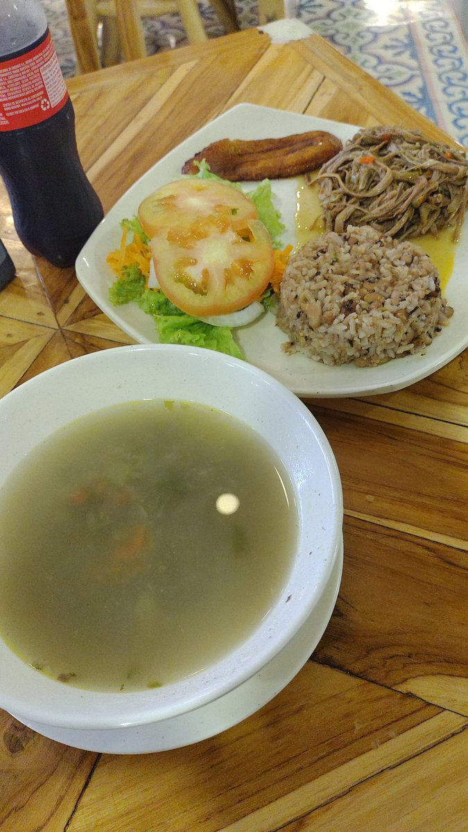 dimaco88's tweet photo. Almuercito a lo costeño en #Narcobollo Medellín el viernes, me reseteó el alma... Tenía q publicarlo, es caldito de costilla 💙 Carmita desmechada y arroz con frijol de cabecita negra. Ese día se me salió la lagrimita. La sazón costeña en verdad no tiene punto de comparación! https://t.co/WfkkMyDch9