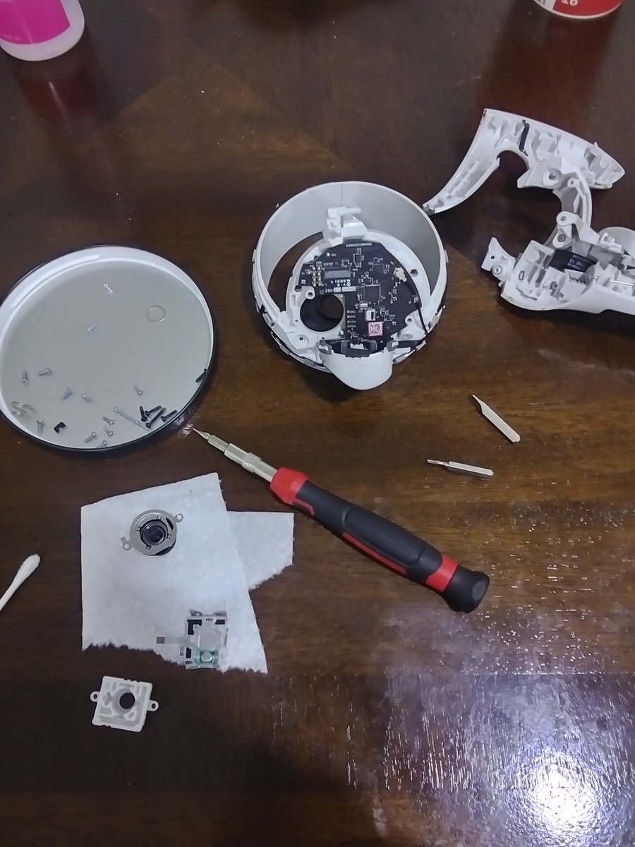I got the dreaded "drifting" in the left #quest2 controller. I took it apart, gave it a good clean, and now it is as smooth as butter! ;) It only took about 3 hours... and lots of patience and finesse. 😱
#VR