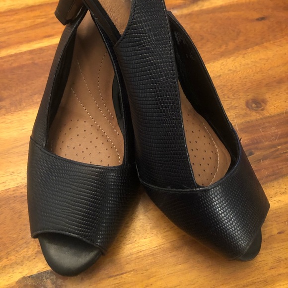 Darling_Nic's tweet photo. So good I had to share! Check out all the items I'm loving on @Poshmarkapp #poshmark #fashion #style #shopmycloset #olsenboye #clarks #merrell: https://t.co/Q9AtMewMaD https://t.co/1NKZQyQ9Vh