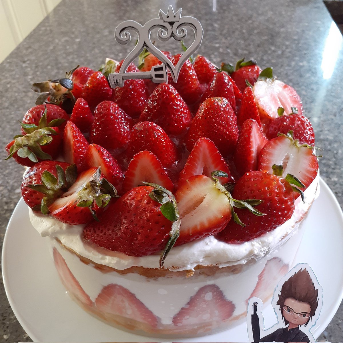 FinalKingdomXV's tweet photo. Incoming! My strawberry bomb cake. Stuffed as many strawberries as I could.🍓 Also doubles as my KH 20th cake :3 #BakingAssistantPocketIgnis #strawberryshortcake https://t.co/Ibjt45DXVJ