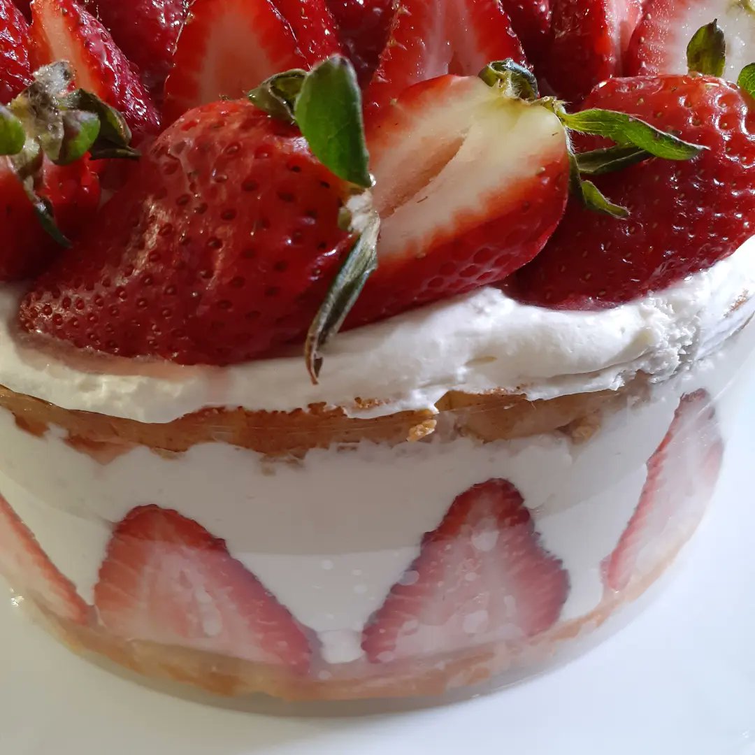 FinalKingdomXV's tweet photo. Incoming! My strawberry bomb cake. Stuffed as many strawberries as I could.🍓 Also doubles as my KH 20th cake :3 #BakingAssistantPocketIgnis #strawberryshortcake https://t.co/Ibjt45DXVJ