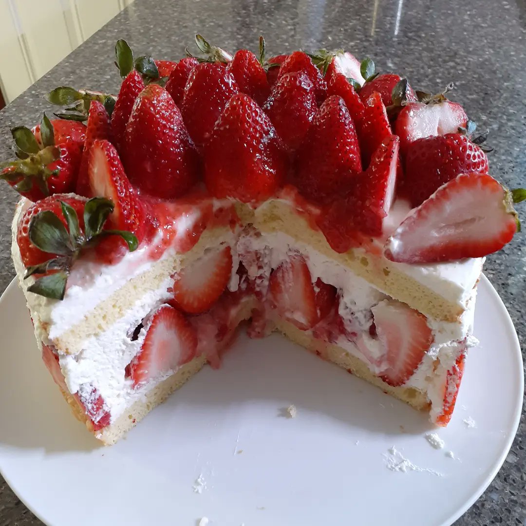 FinalKingdomXV's tweet photo. Incoming! My strawberry bomb cake. Stuffed as many strawberries as I could.🍓 Also doubles as my KH 20th cake :3 #BakingAssistantPocketIgnis #strawberryshortcake https://t.co/Ibjt45DXVJ