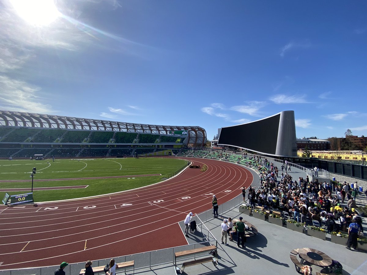 Gorgeous day to play inside #HaywardField! 😎

Shirts are going fast, students! We’ll get started after the 4x400 ends. 
Come join us.

#GoDucks