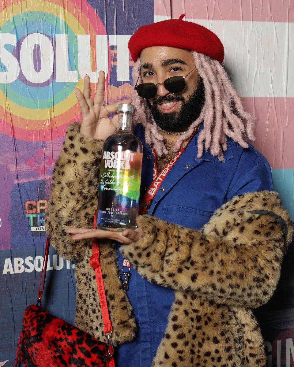 artursantoro's tweet photo. nessa temporada de retorno de eventos, a @absolutbrasil me convidou pra continuar matando essa saudade no festival da @festacastro 💘

#bebacommoderação e não compartilhe com menores de 18 anos.

#SDDSREAL #NadaSuperaAGenteJunto #FestivalCastro #Absolut 
conteúdo publicitário https://t.co/oNd41w54w1